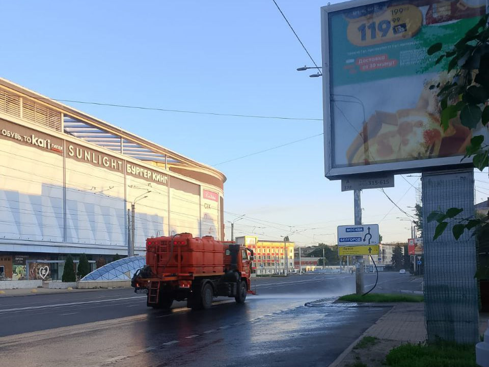 Уборка дорог и общественных пространств продолжается.