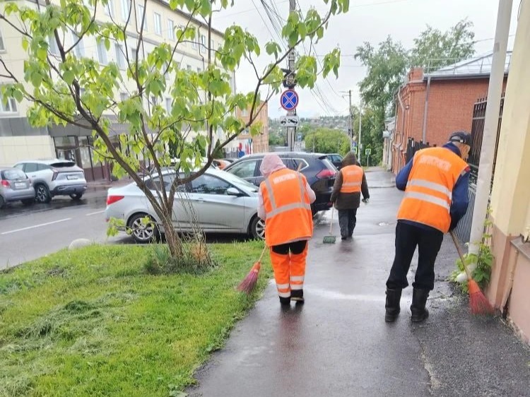 Дорожные службы Курска проводят работы по очистке города.