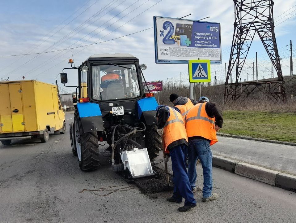 В Курске ведется ямочный ремонт.