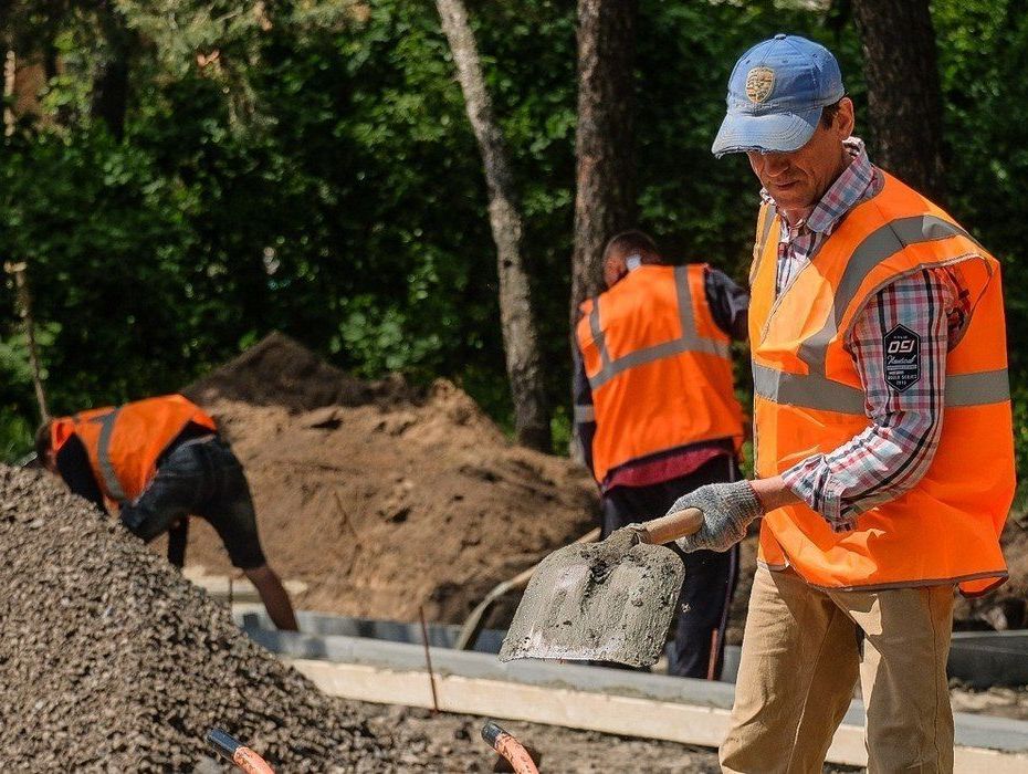 В Курске продолжают благоустраивать сквер «Спортивный», расположенный на улице Менделеева.