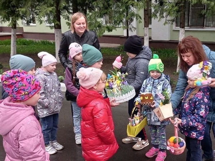 Пасхальные подарки для военнослужащих, пенсионеров и детей.