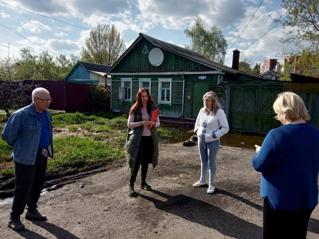 Специалисты отдела по работе с населением и органами общественного самоуправления администрации Центрального округа совместно с сотрудниками отдела ГО и ЧС провели встречу с жителями Чумаковского тупика.