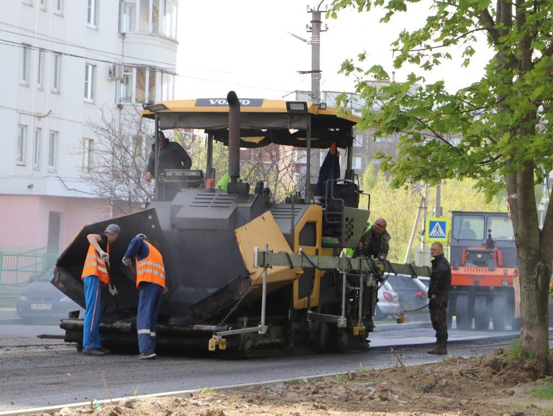 В рамках национального проекта «Безопасные качественные дороги» в областном центре продолжается ремонт дорог.