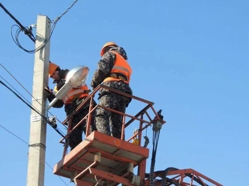 В городе активно ведутся работы по устранению дефектов в работе наружного освещения.