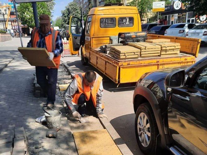 Дорожные службы приводят улицы города в порядок.