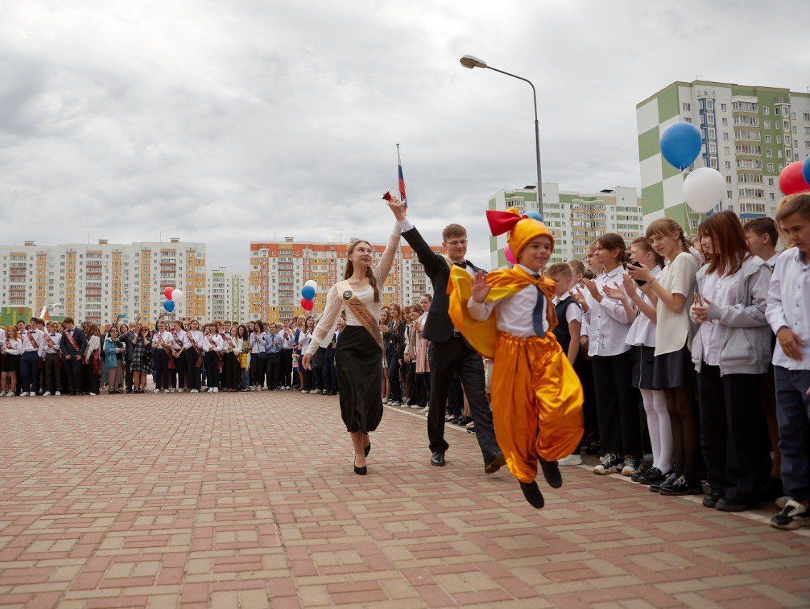 В Курске для 6 476 школьников прозвенел последний звонок.