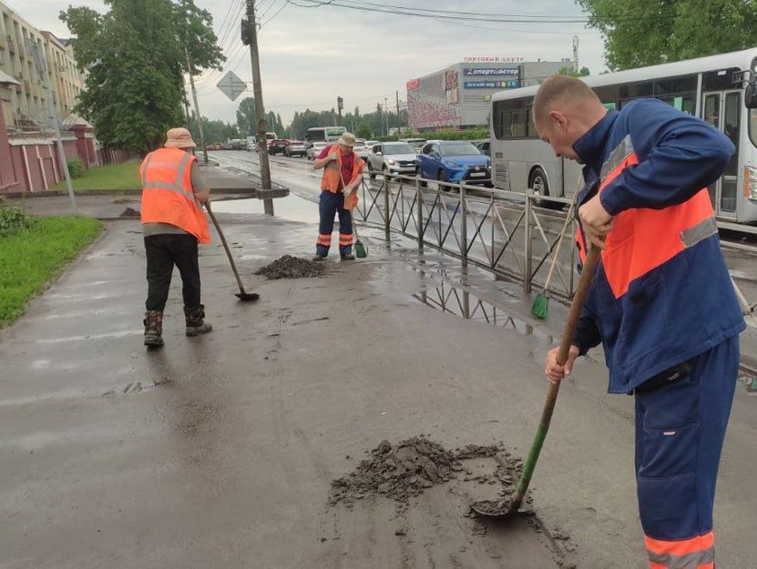 В Курске продолжают работать дорожные службы.