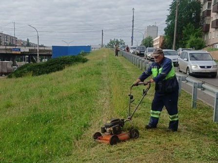 Дорожники в Курске продолжают убирать город.