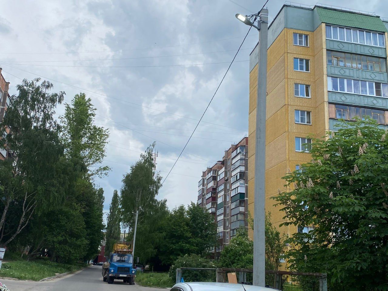 В районе улиц Косухина и Константина Воробьева смонтировано освещение. Теперь по дороге к школам №55 и 57 жители улиц могут передвигаться с комфортом.