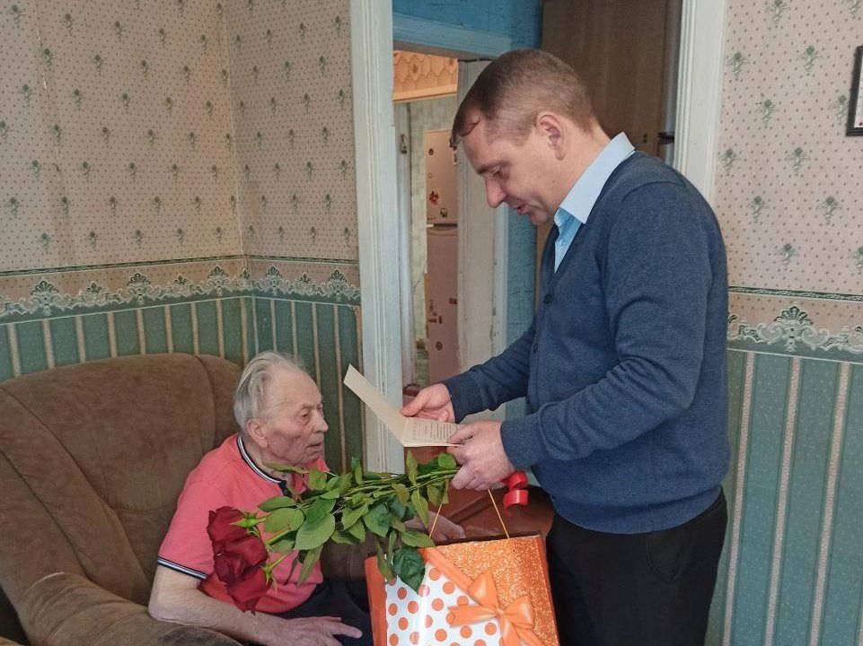 Свой 100-летний юбилей отметил курянин Евгений Андреевич Карякин, участник Великой Отечественной войны.