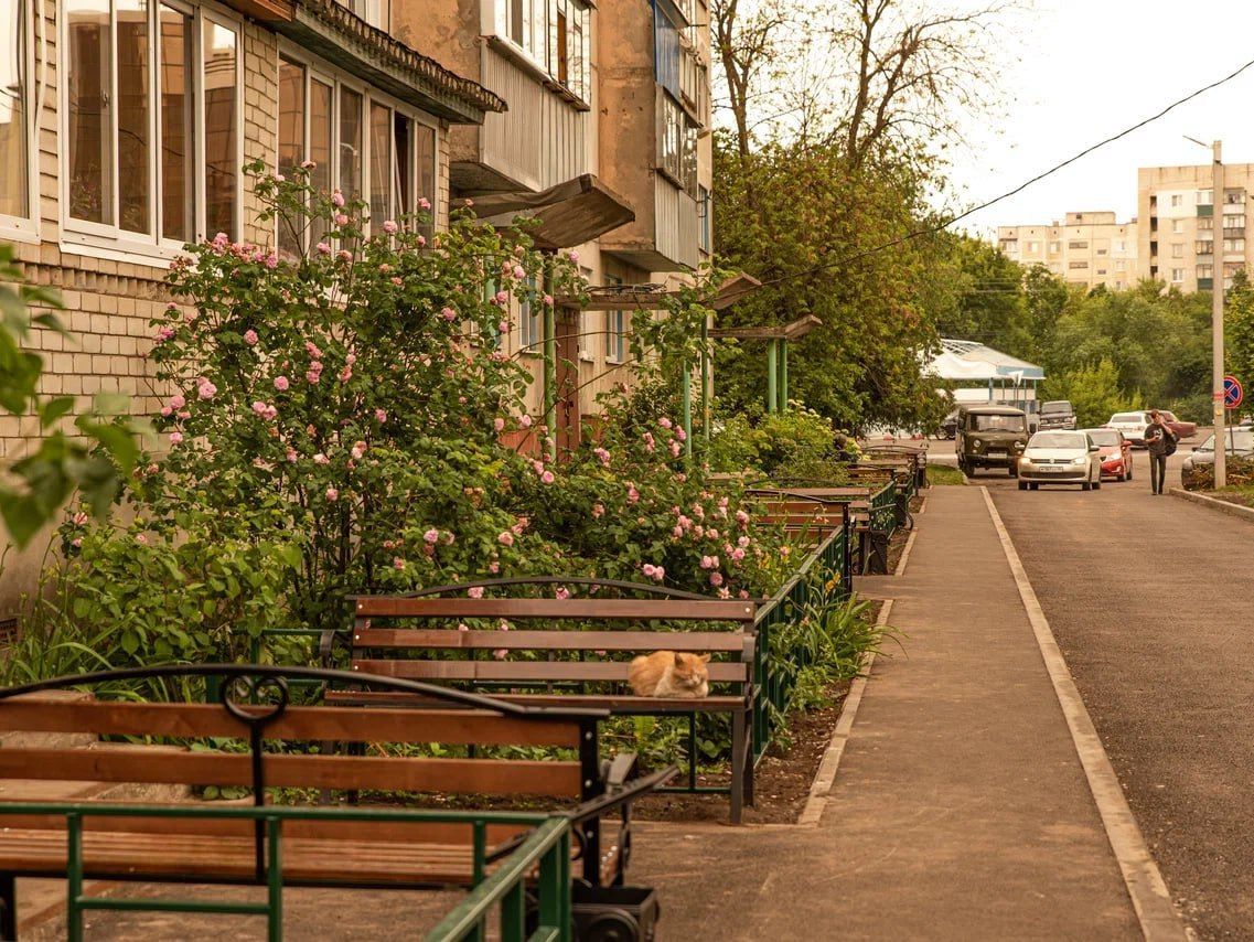 В городе благоустраиваются дворы многоквартирных домов.