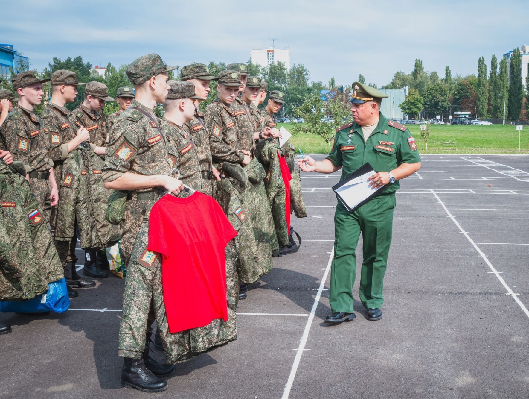 Строевой смотр курсантов военного учебного центра ЮЗГУ.