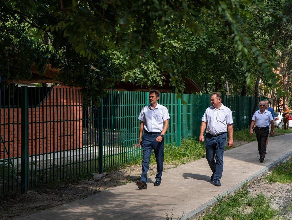Сегодня замминистра ЖКХ и ТЭК Курской области Андрей Никулин и председатель комитета городского хозяйства Дмитрий Меркулов совместно проверили четыре объекта, благоустраиваемых в рамках программы «Формирование комфортной городской среды».