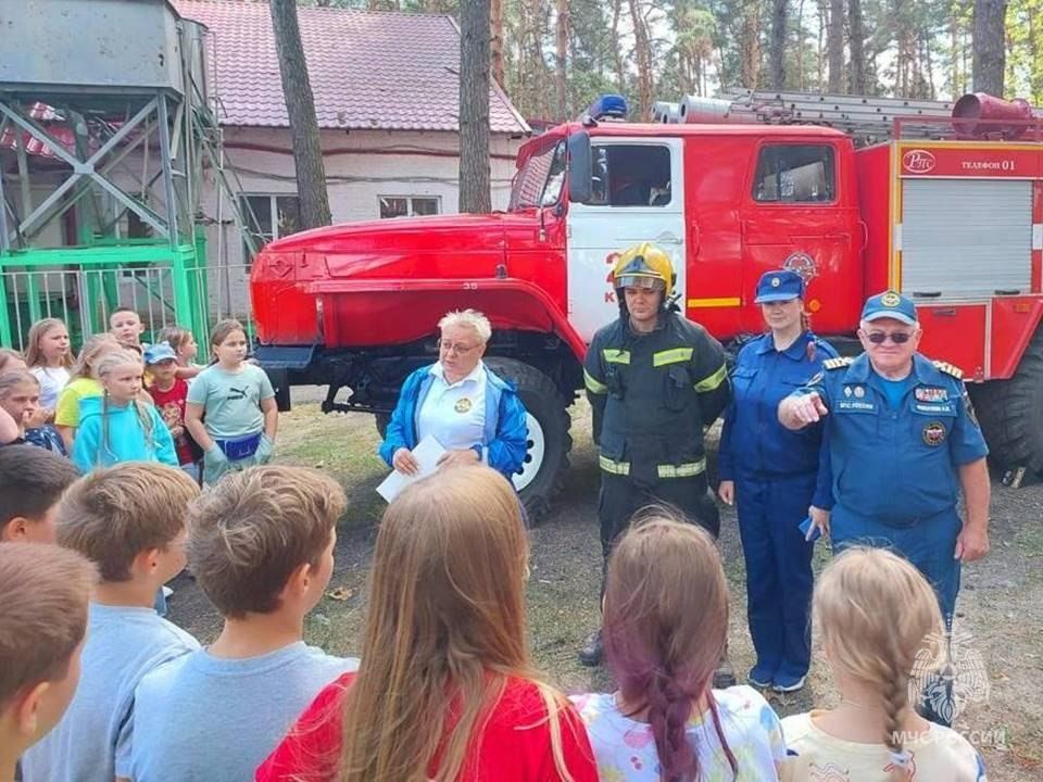 Сотрудники Госпожарнадзора встретились с детьми в лагере им. Терешковой и рассказали им о мерах безопасности.