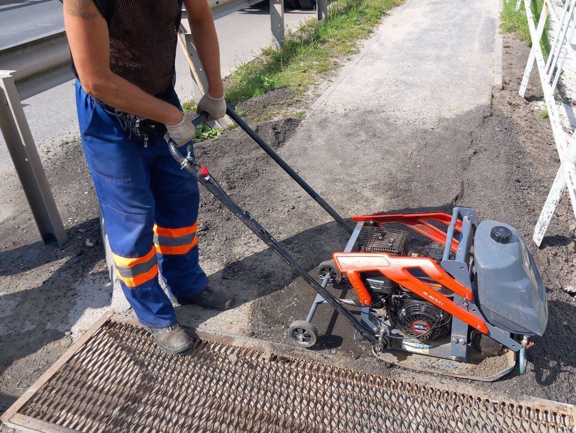 В Курске завершён этап временного устройства тротуара на участке дороги между проспектами Надежды Плевицкой и Вячеслава Клыкова.