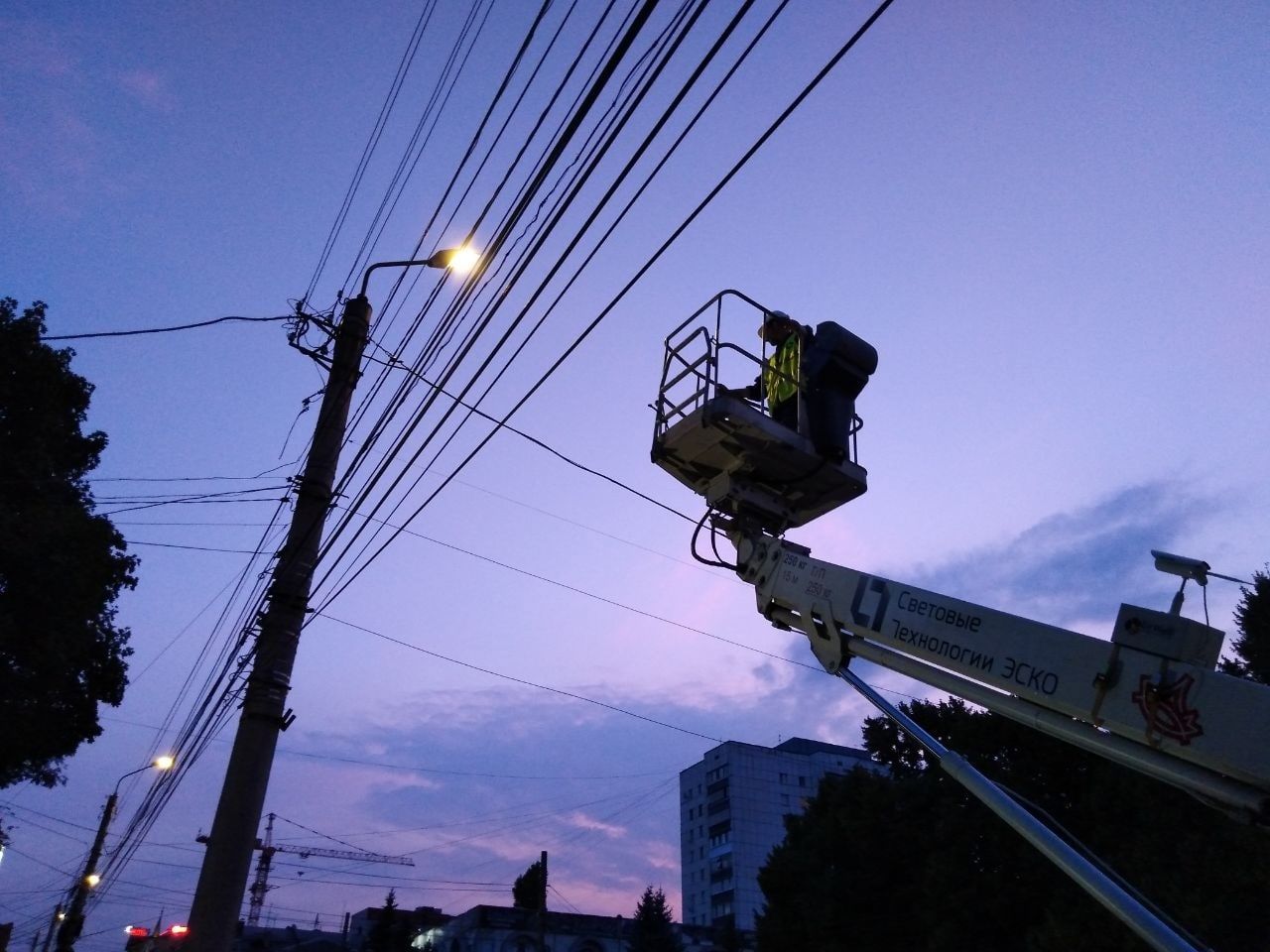 В Курске продолжают ремонтировать наружное освещение.