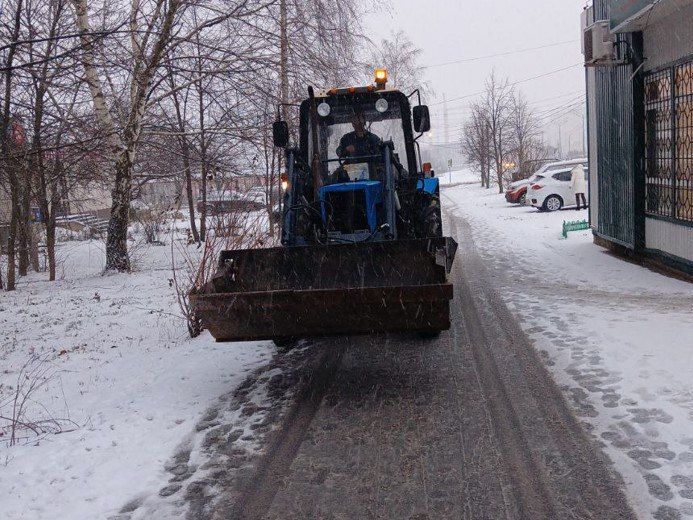 Сегодня ночью в Курске работало 40 единиц техники. Об этом сообщили в комитете дорожного хозяйства.