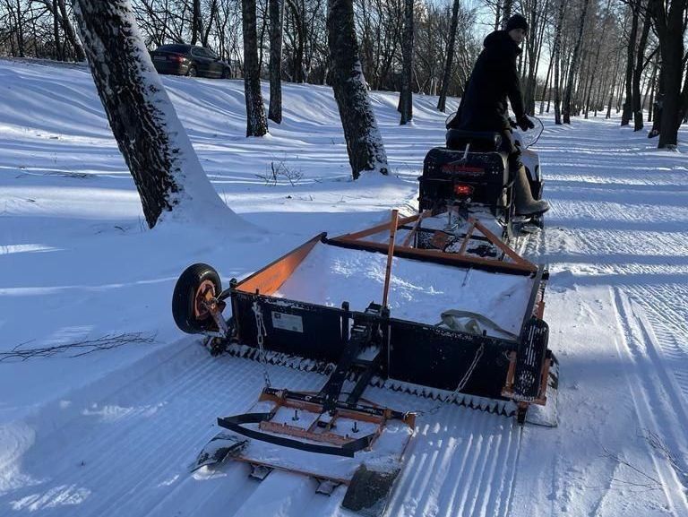 Сотрудники городского спортивно-оздоровительного центра «Меркурий» оборудовали лыжные трассы для курян и гостей города.