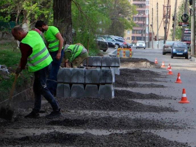 На улицах Челюскинцев и Льва Толстого ремонтируются съезды.