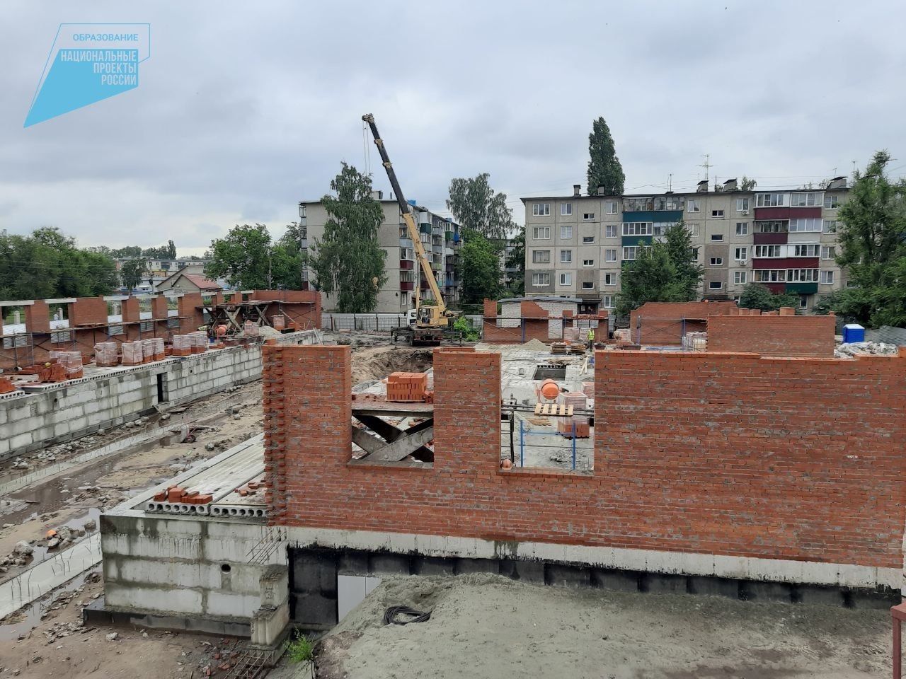 В Курске продолжается возведение пристройки к средней общеобразовательной школе № 45. Работы ведутся в рамках национального проекта «Образование».