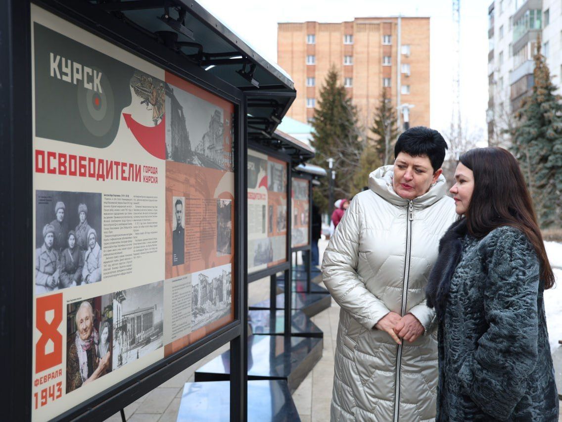 В преддверии 81-й годовщины освобождения Курска рядом с Курской областной научной библиотекой имени Николая Асеева состоялось открытие тематической выставки «Освободители города Курска».