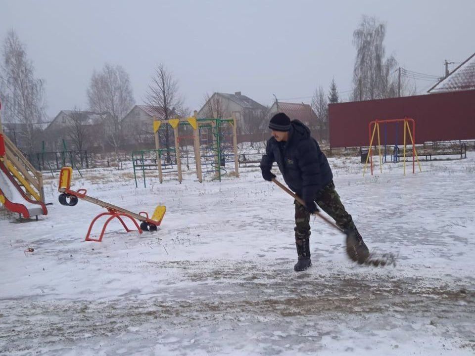 Городские дороги сегодня убирают 68 рабочих и 49 единиц техники.