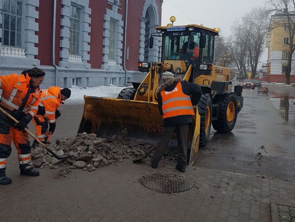 В Курске дорожные службы работают в усиленном режиме. Об этом сообщили в комитете дорожного хозяйства.