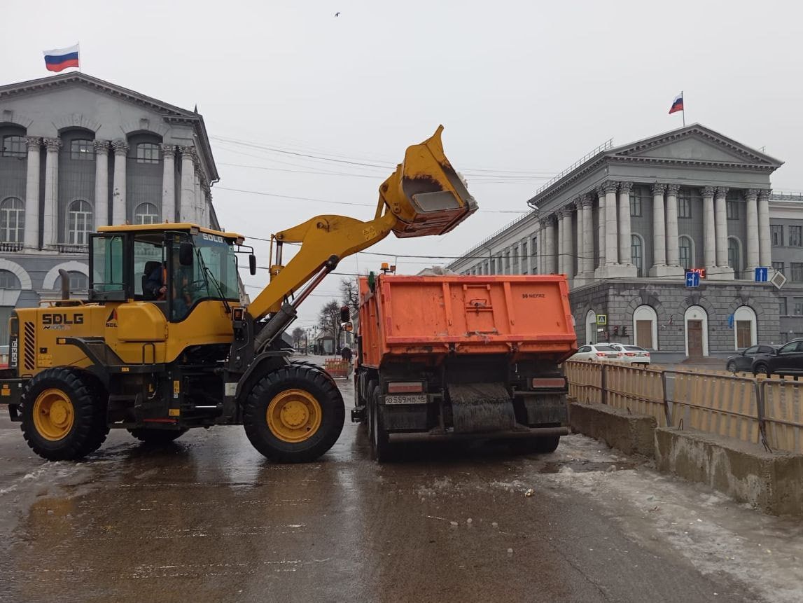 Коммунальные службы продолжают работать в усиленном режиме.