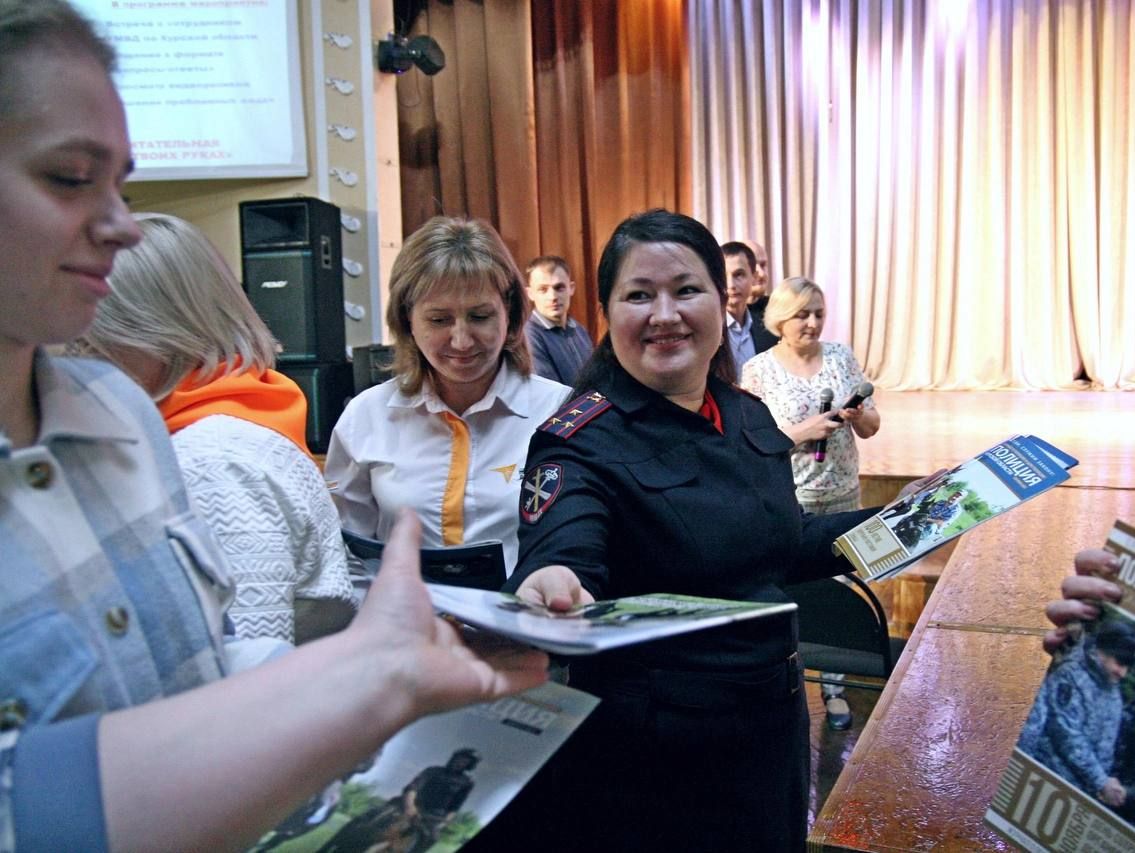 В Курске продолжается реализация городской воспитательной программы «Всё в твоих руках», направленной на правовое просвещение школьников.