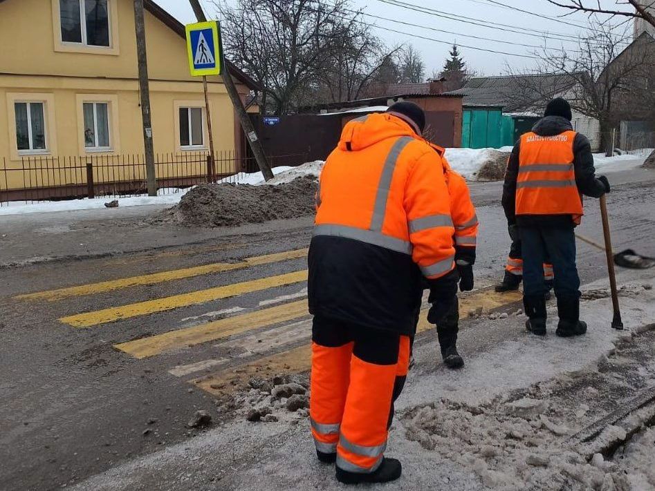 В областном центре ухудшились погодные условия, оттепель сменилась похолоданием, образовался гололед..