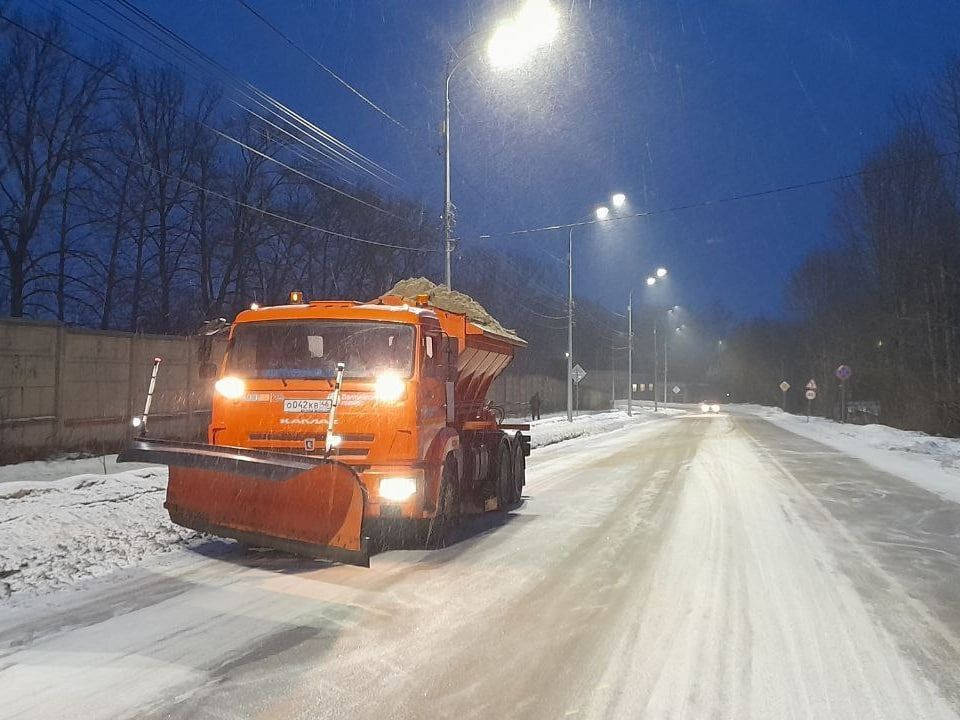 В эту ночь в Курске работали 10 дорожных рабочих и 55 единиц техники.