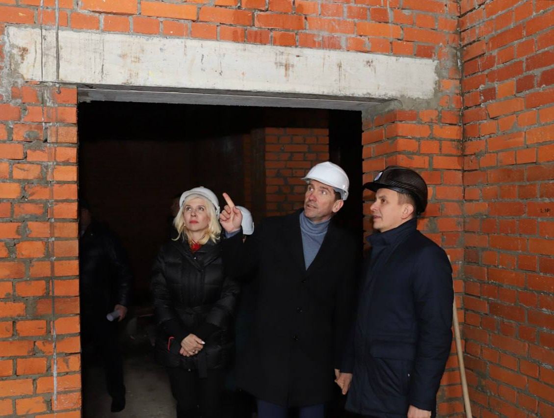 С коллегами ознакомились с ходом работ по возведению пристроя школы № 45.