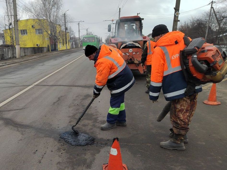 В городе ведется ямочный ремонт.