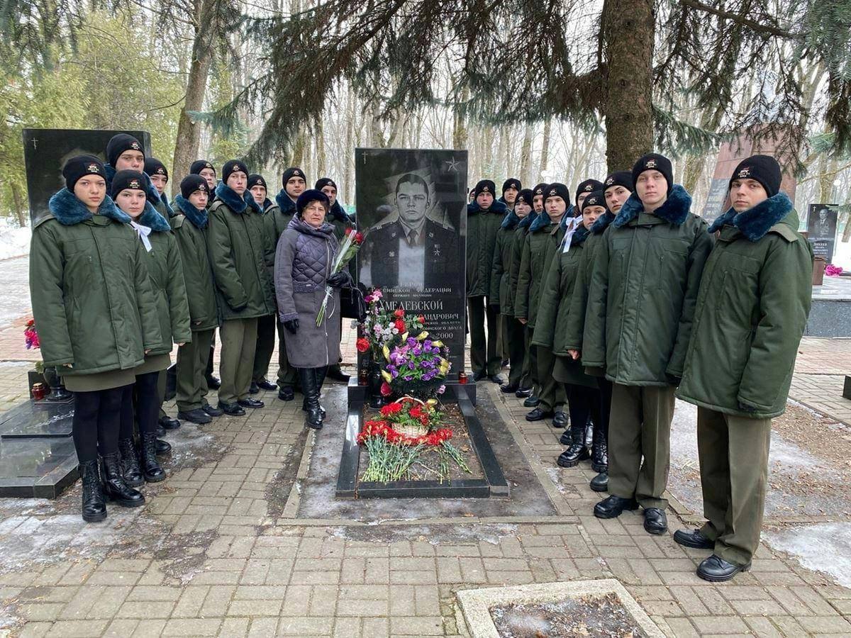 В день гибели при исполнении служебного долга Героя России Андрея Хмелевского на мемориальном комплексе «Памяти павших в годы Великой Отечественной войны 1941-1945 гг.» прошел митинг.