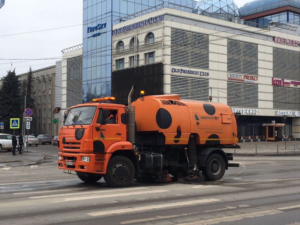 Дорожные службы постепенно переходят на весенне-летний режим работы.