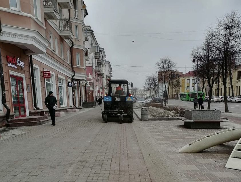 Дорожники продолжают наводить порядок в областном центре.