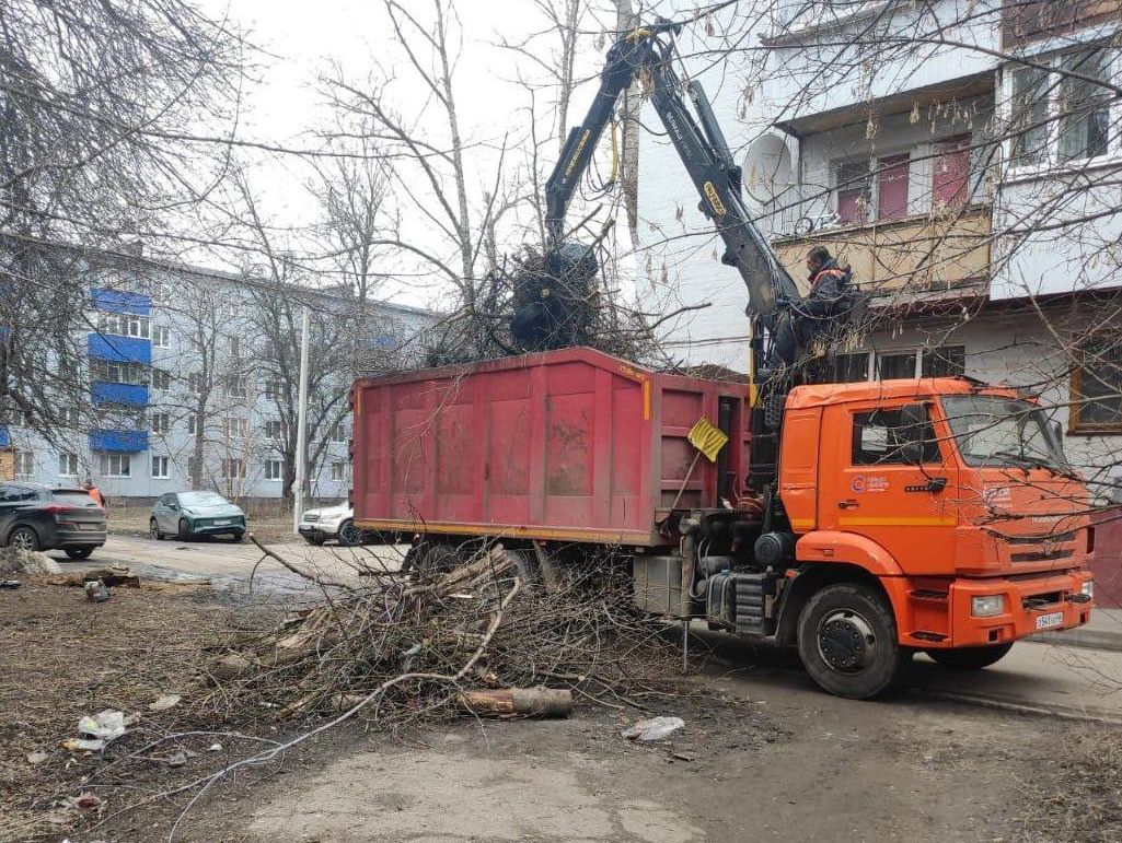 В Курске продолжается уборка города после зимы.