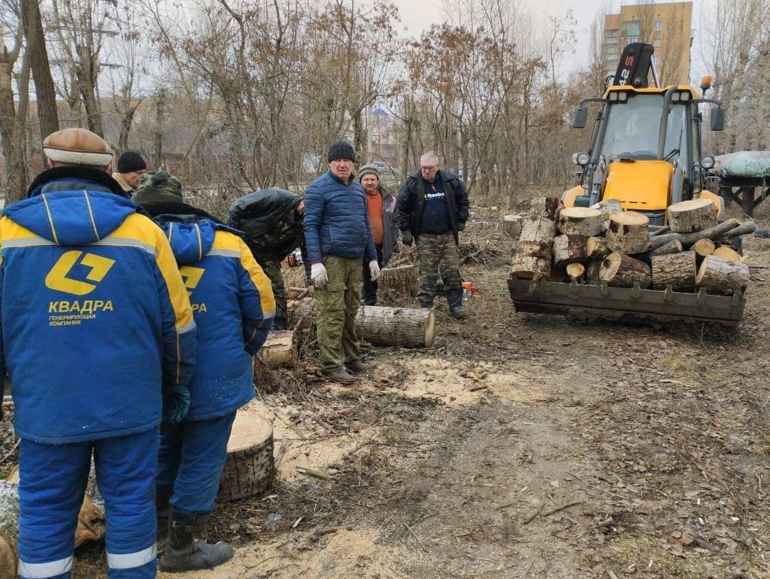 Полным ходом в городе идет уборка.