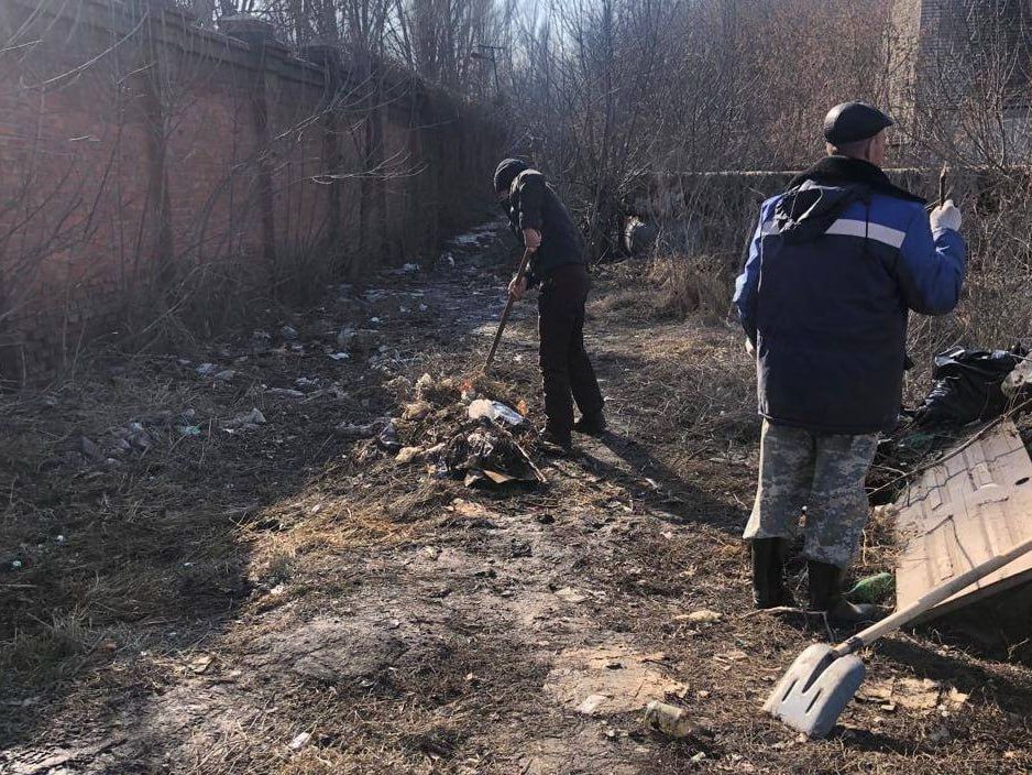 Предприятия потребительской сферы в минувшую пятницу участвовали в уборке города.