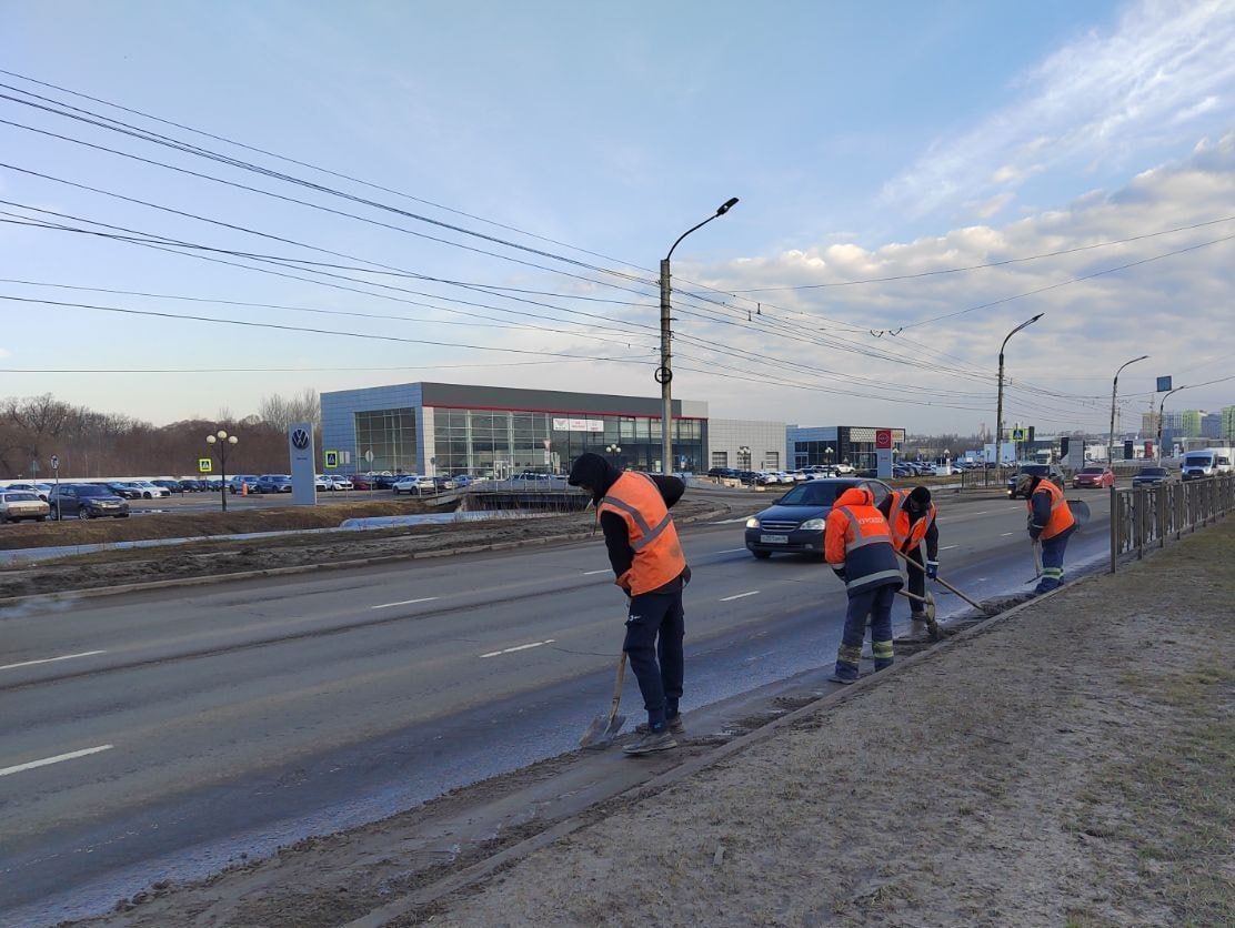 Рабочие продолжают убирать смет с улиц города.