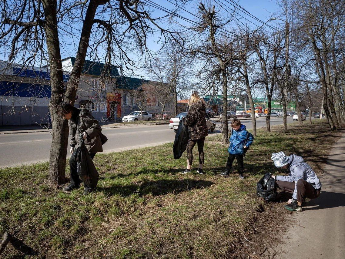 В Железнодорожном округе областного центра продолжается уборка.