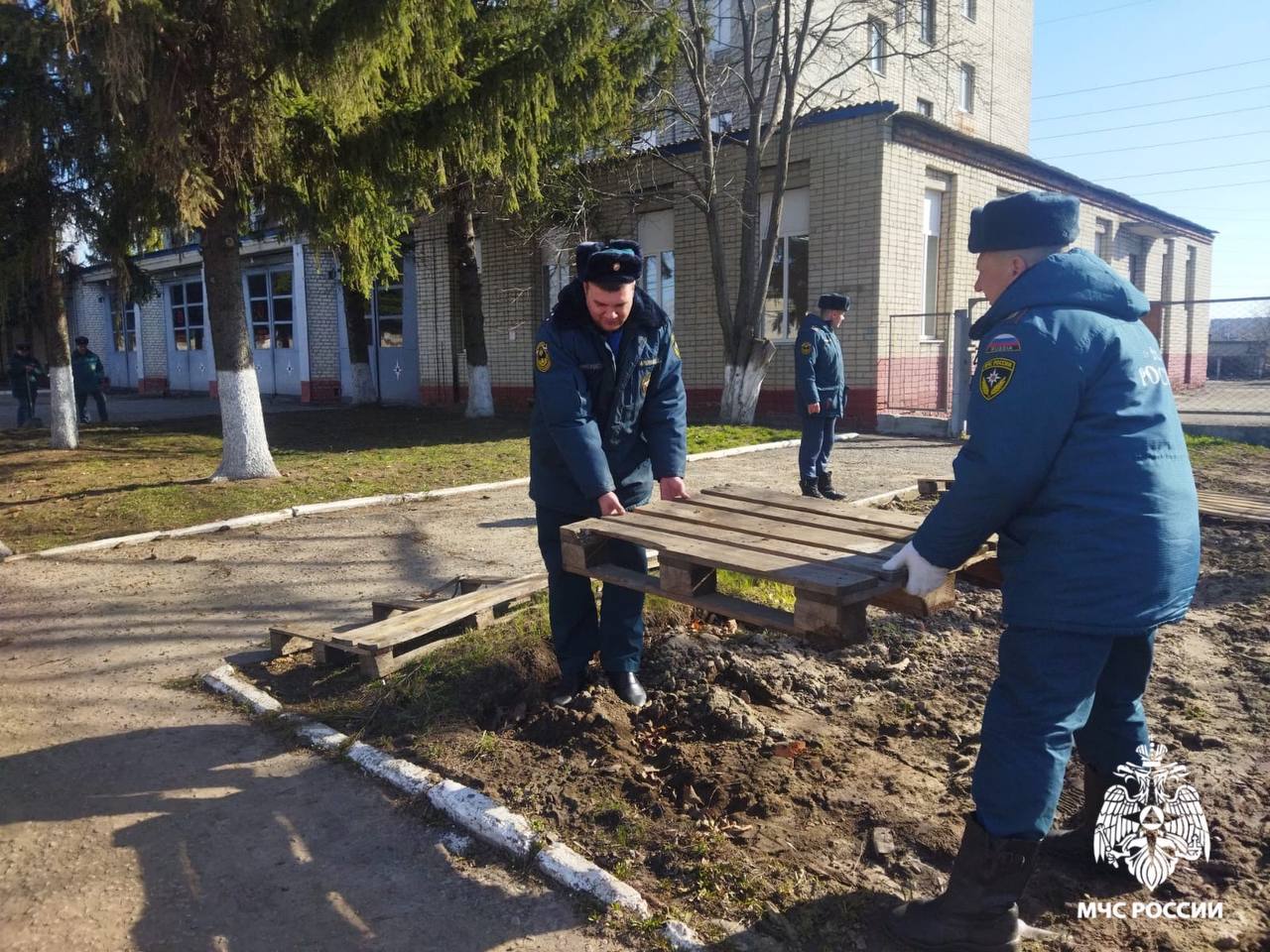 Сотрудники Главного управления МЧС России по Курской области присоединились к участию в массовом субботнике.