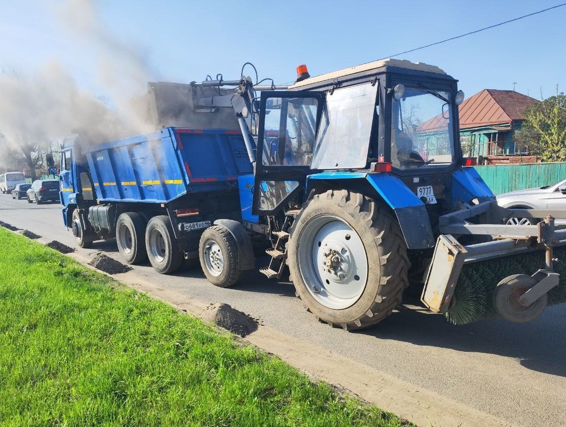 В Курске продолжается уборка дорог.