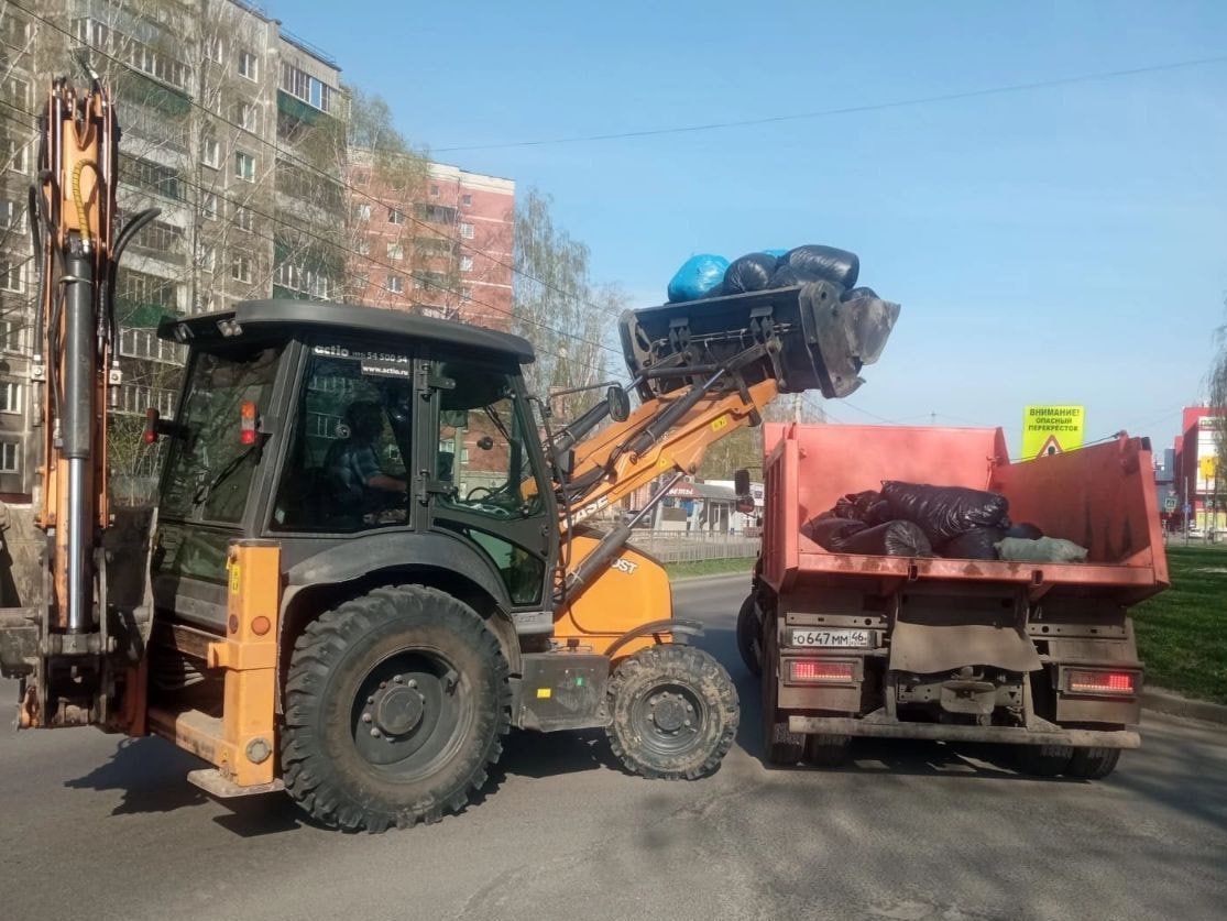 Сотрудники администрации Центрального округа вышли на уборку территорий.