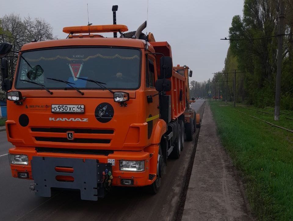 В Курске продолжается уборка дорог.