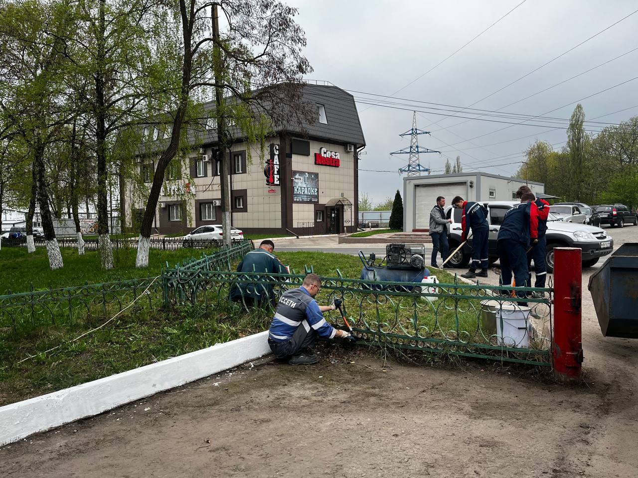 Сотрудники ПАО «Россети Центр» — «Курскэнерго» также участвуют в сегодняшней уборке.