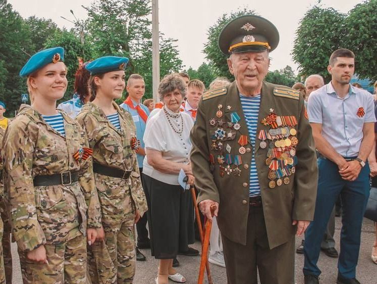 Ветерану Великой Отечественной войны, почётному председателю регионального отделения «Союза десантников» и почётному гражданину Курска Анатолию Щербакову сегодня исполнилось 99 лет.