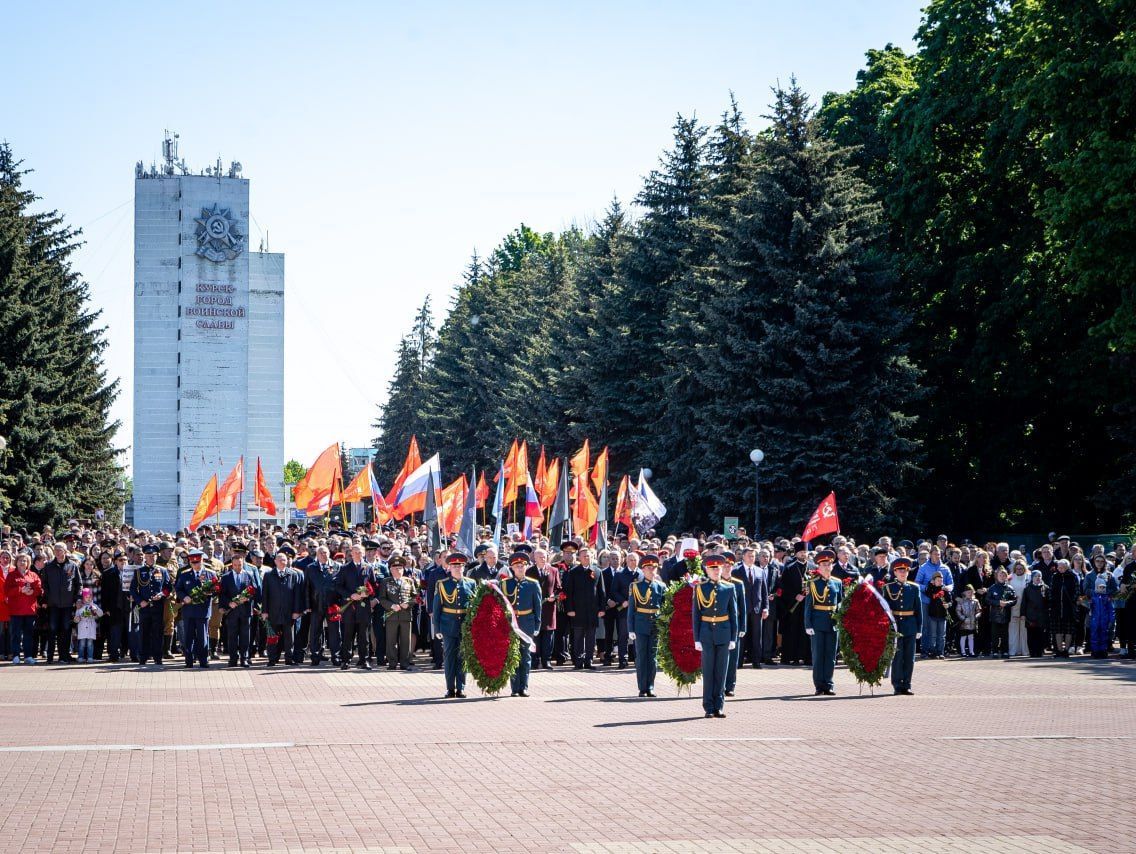 Сегодня на мемориале «Памяти павших в годы Великой Отечественной войны 1941-1945 гг.» состоялась церемония возложения цветов к Вечному огню в честь 79-й годовщины Победы в Великой Отечественной войне..