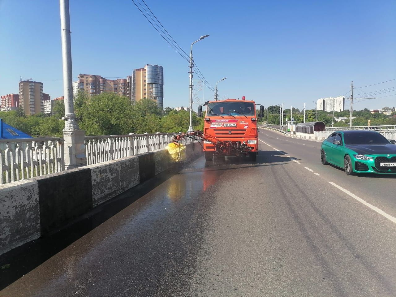 Дорожные службы приводят улицы города в порядок. Как сообщили в комитете дорожного хозяйства, сегодня ночью проводились мойка дорожного полотна и его механизированная очистка.