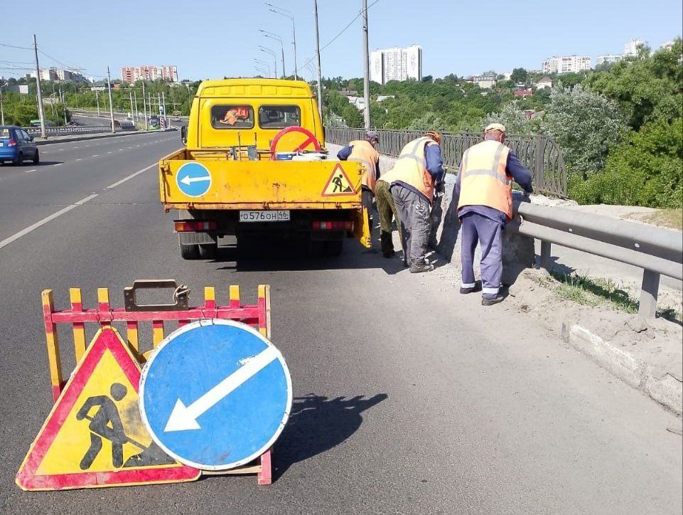 Дорожные службы приводят улицы города в порядок. Как сообщили в комитете дорожного хозяйства, сегодня ночью проводились мойка дорожного полотна и его механизированная очистка.